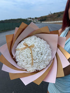 Buchet LUSSERA Ivory Blush – Trandafiri Albi