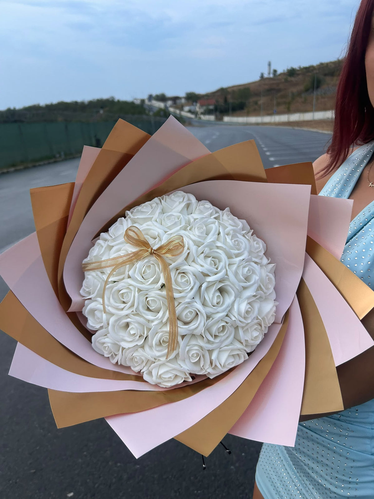 Buchet LUSSERA Ivory Blush – Trandafiri Albi