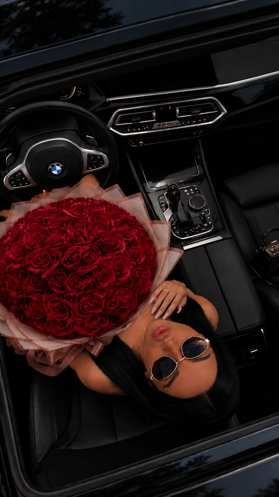 Buchet Lussera cu trandafiri roșii într-un interior auto premium