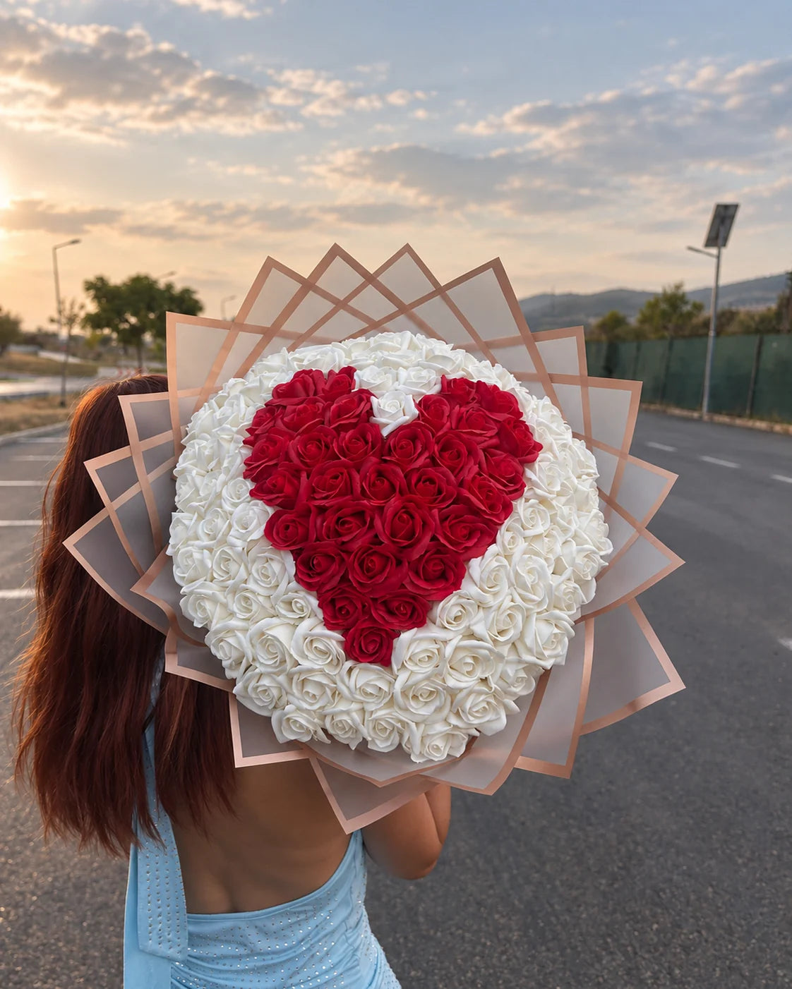 Buchet Lussera cu inimă roșie fotografiat la apus, cu focus pe aranjament